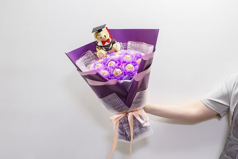 畢業花束 畢業熊+豪華版金莎18顆花束(附燈串 夢幻紫) 送死黨
