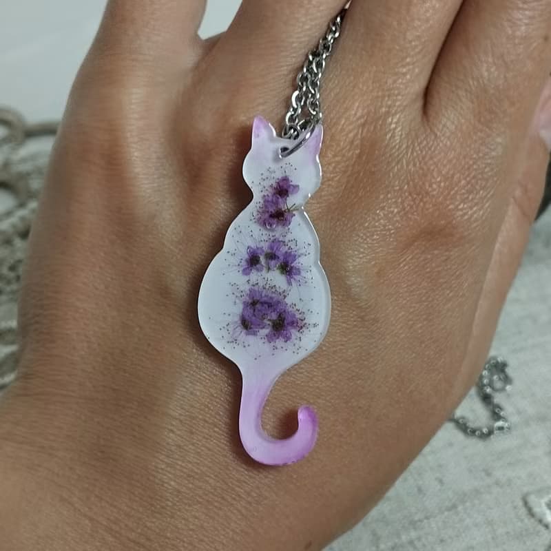 帶有乾燥花的貓吊墜。鏈上有白貓吊墜。可愛的小貓項鍊手工製作。