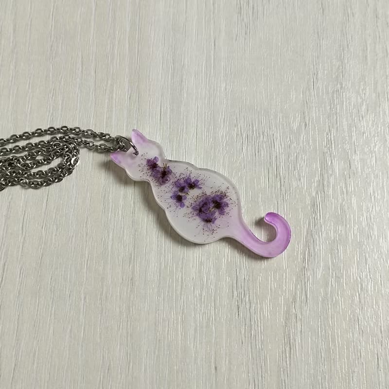 帶有乾燥花的貓吊墜。鏈上有白貓吊墜。可愛的小貓項鍊手工製作。