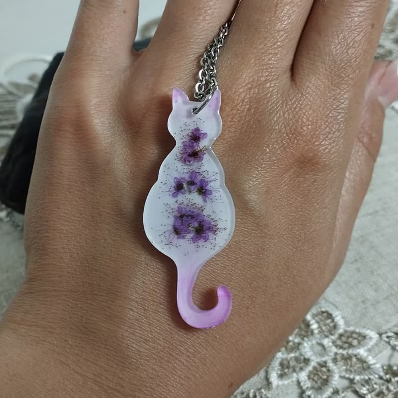 帶有乾燥花的貓吊墜。鏈上有白貓吊墜。可愛的小貓項鍊手工製作。