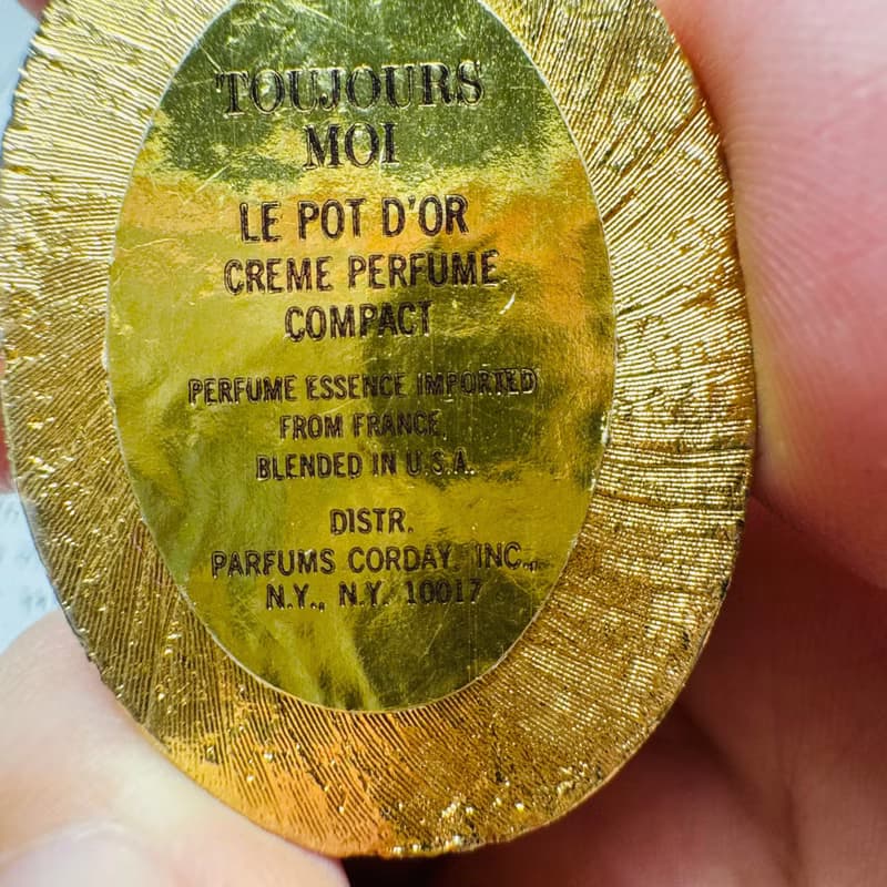 Max Factor金色固體香水澆水罐裝飾著美麗的雕刻
