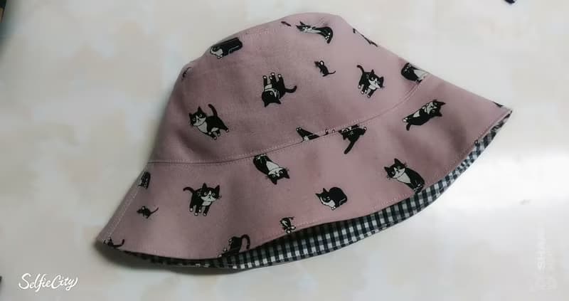粉紅色 小黑貓 黑色格紋雙面漁夫帽 遮陽帽