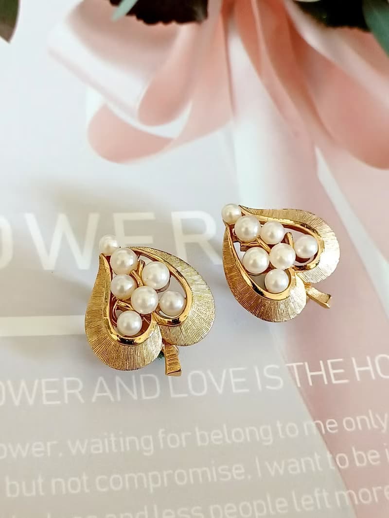 vintage jewelry  Trifari 刷金心型珍珠 夾式耳環