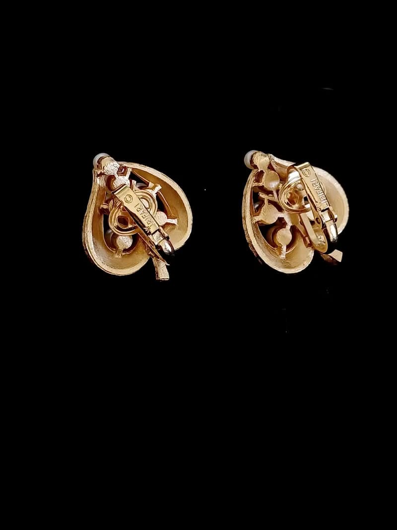 vintage jewelry  Trifari 刷金心型珍珠 夾式耳環