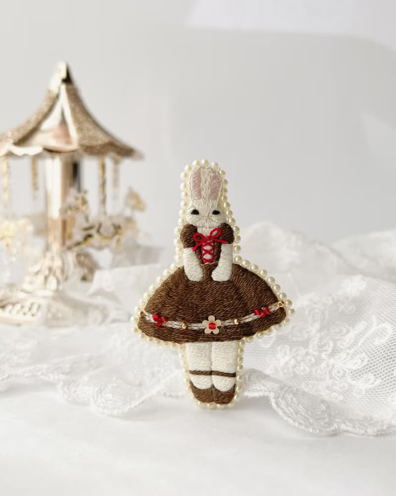 チョコレートの精のブローチ