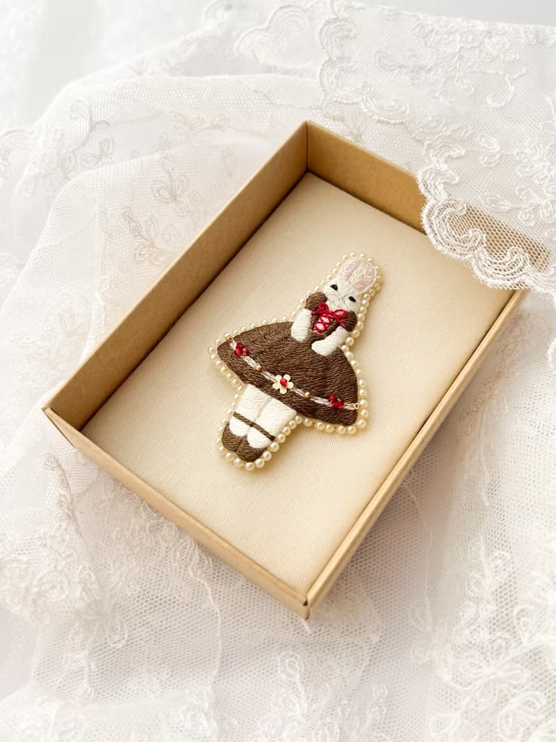 チョコレートの精のブローチ