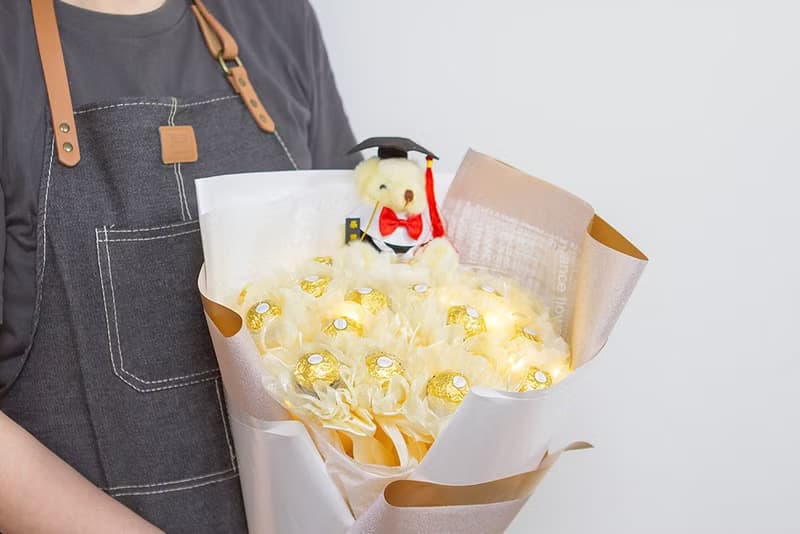 畢業花束 畢業熊+豪華版金莎18顆花束 附燈串 純色米白 A012