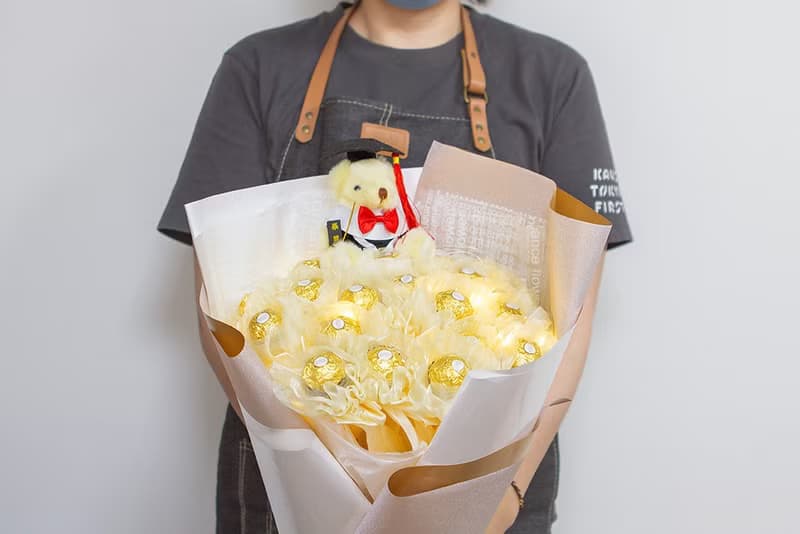 畢業花束 畢業熊+豪華版金莎18顆花束 附燈串 純色米白 A012