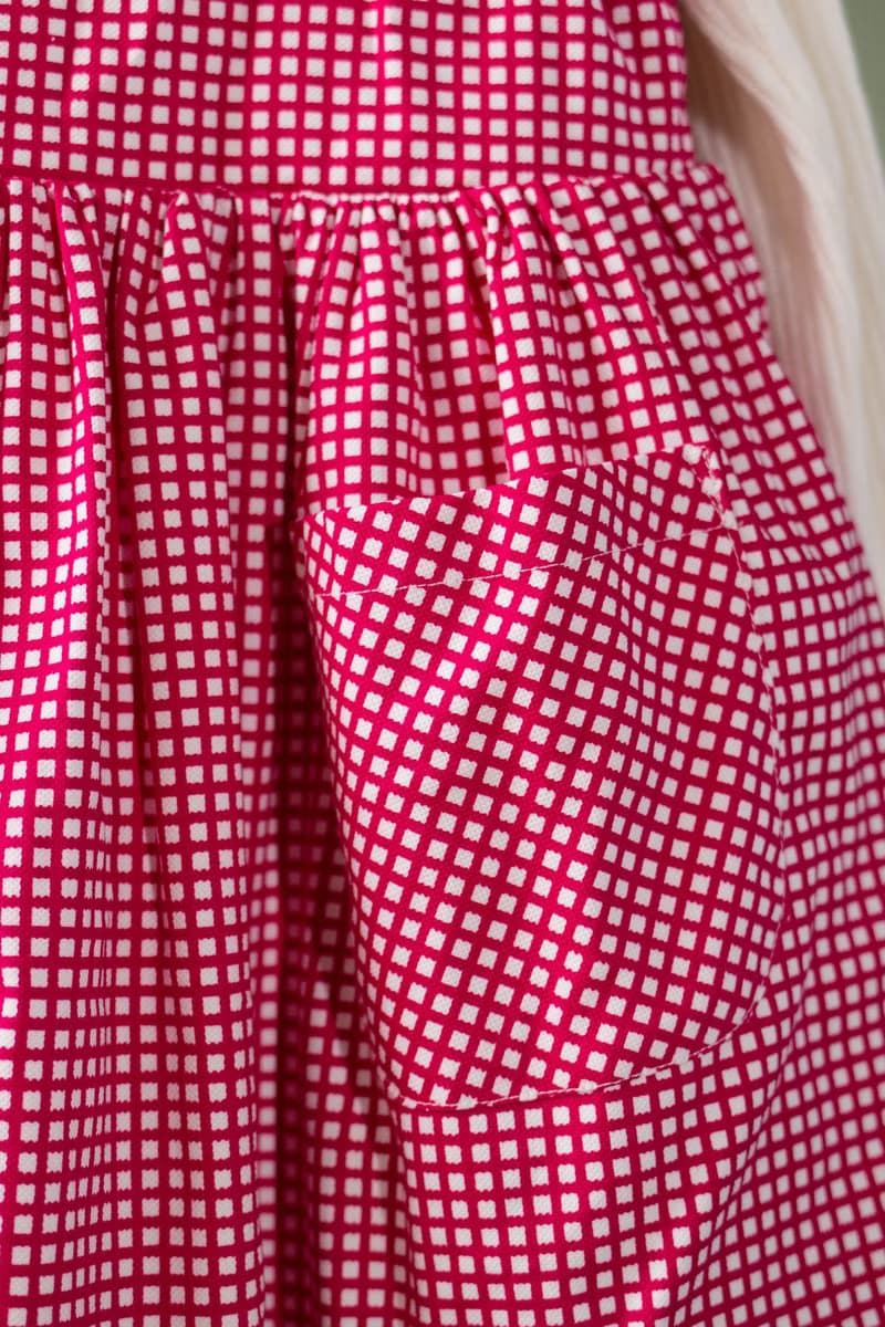 女童紅色格子經典方領吊帶裙