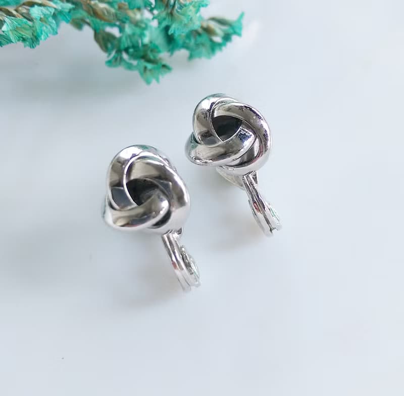 Vintage Jewelry 西洋古董飾品 MONET 銀色調 小巧扭結 夾式耳環