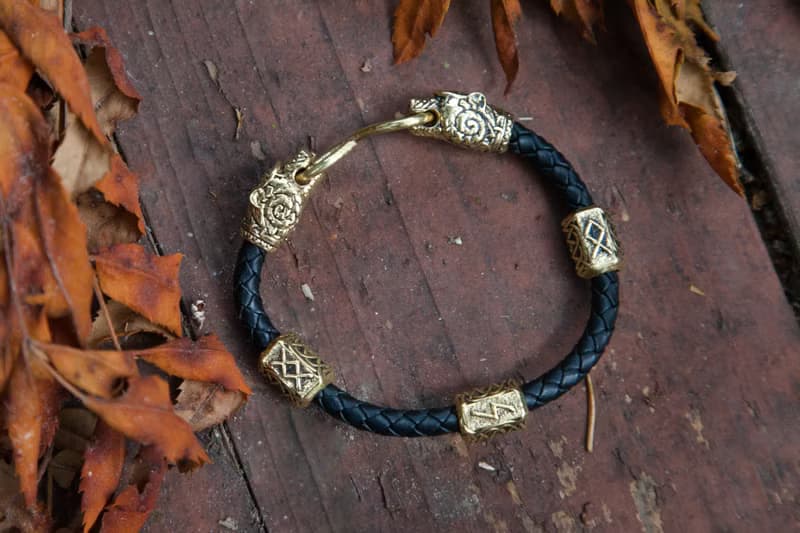 黑色皮革編織手鏈, 帶有青銅熊頭和維京風格的符文。男人禮物