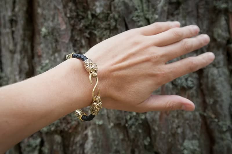 黑色皮革編織手鏈, 帶有青銅熊頭和維京風格的符文。男人禮物