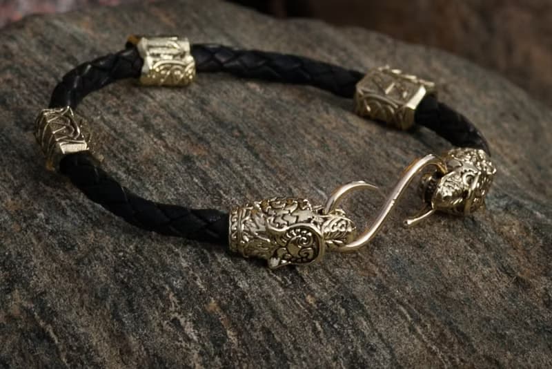 黑色皮革編織手鏈, 帶有青銅熊頭和維京風格的符文。男人禮物
