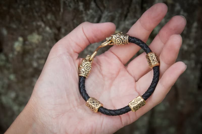 黑色皮革編織手鏈, 帶有青銅熊頭和維京風格的符文。男人禮物