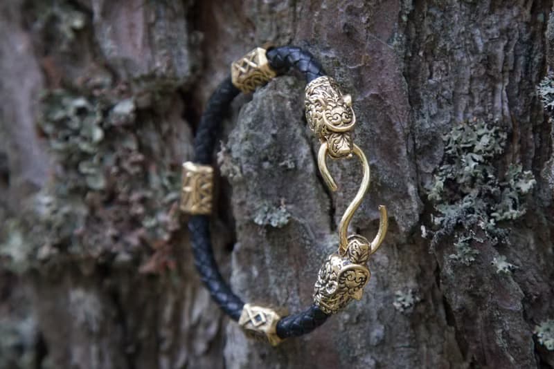 黑色皮革編織手鏈, 帶有青銅熊頭和維京風格的符文。男人禮物