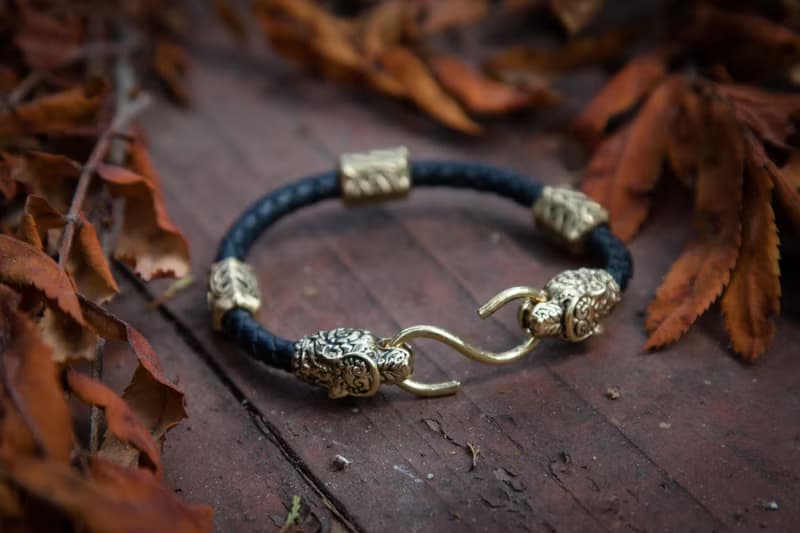 黑色皮革編織手鏈, 帶有青銅熊頭和維京風格的符文。男人禮物