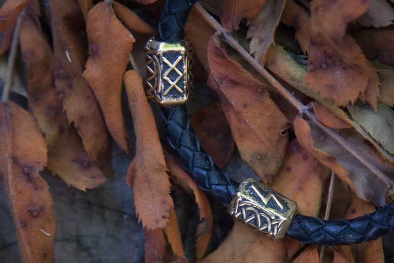 黑色皮革編織手鏈, 帶有青銅熊頭和維京風格的符文。男人禮物