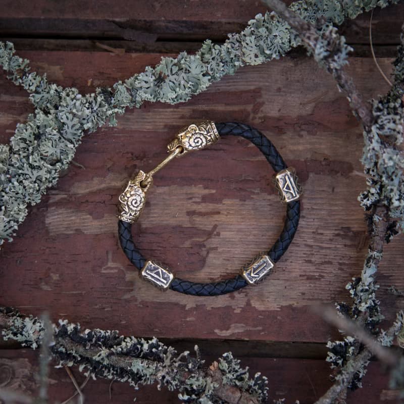黑色皮革編織手鏈, 帶有青銅熊頭和維京風格的符文。男人禮物