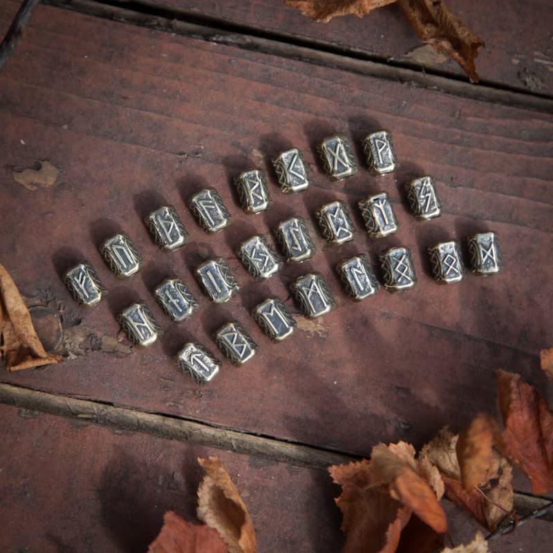 黑色皮革編織手鏈, 帶有青銅熊頭和維京風格的符文。男人禮物