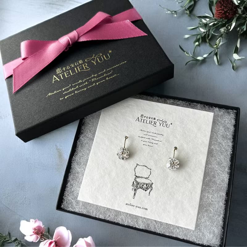 煌めくマーガレット フラワーピアス 14kgf クリスタルガラス アクセサリーボックス入り クリスマスギフトやごほうびに