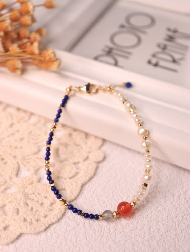 調整而成的最美樣貌 青金石・藍暈月光石・紅瑪瑙・珍珠手鍊