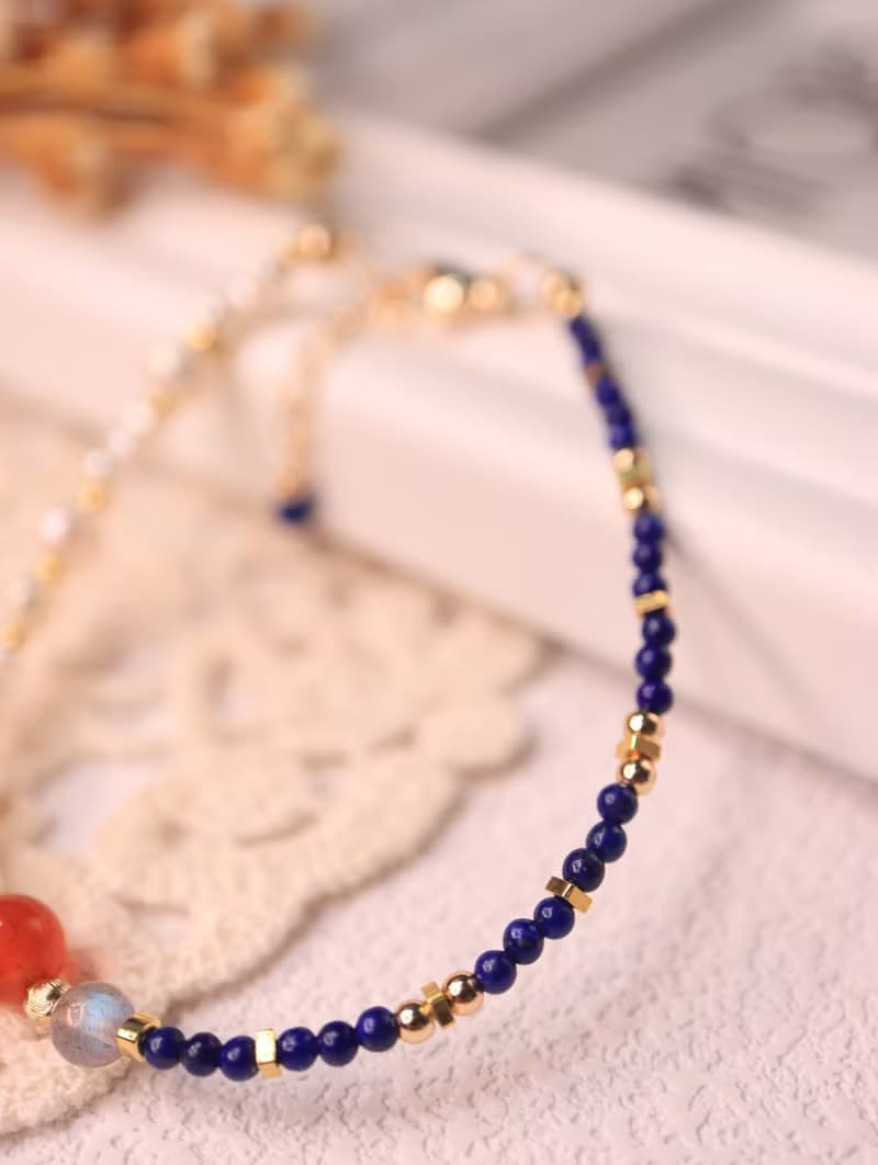 調整而成的最美樣貌 青金石・藍暈月光石・紅瑪瑙・珍珠手鍊