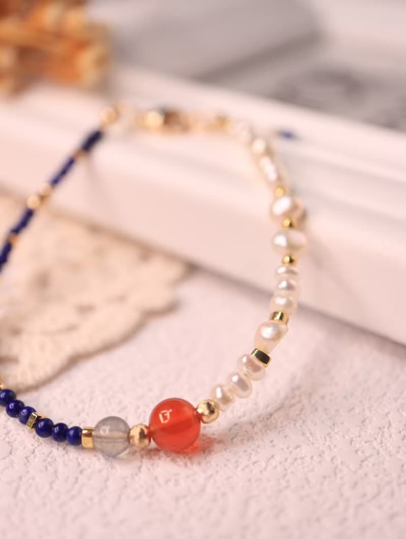 調整而成的最美樣貌 青金石・藍暈月光石・紅瑪瑙・珍珠手鍊