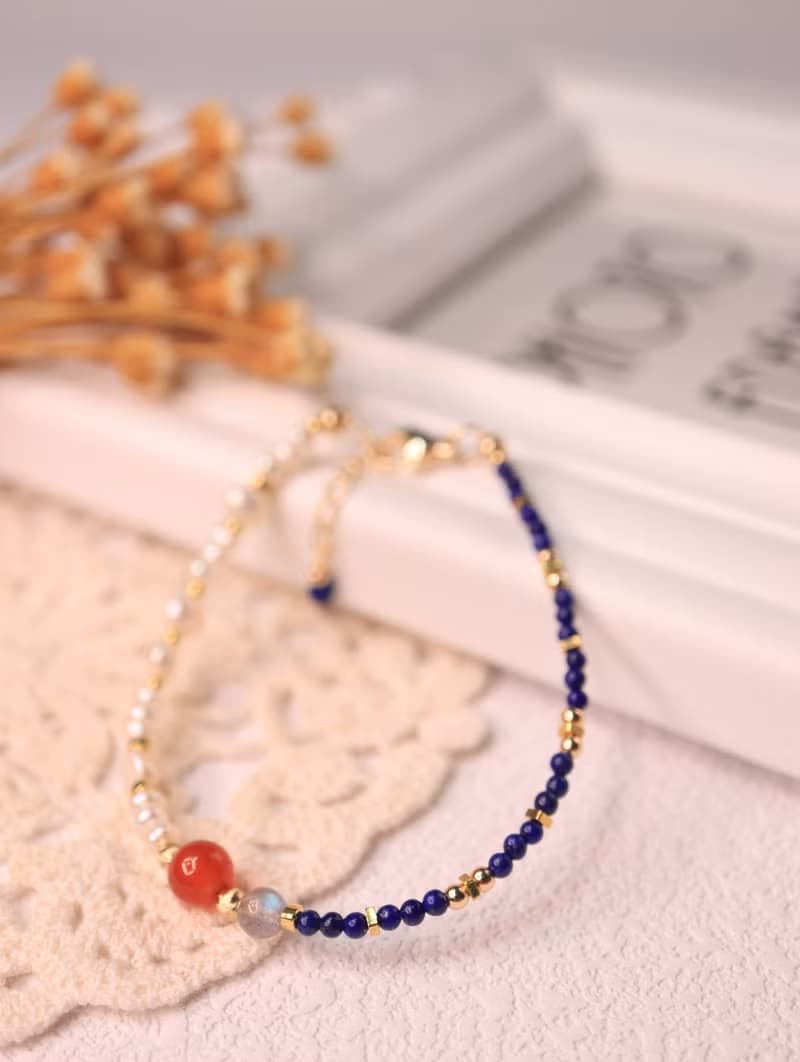 調整而成的最美樣貌 青金石・藍暈月光石・紅瑪瑙・珍珠手鍊