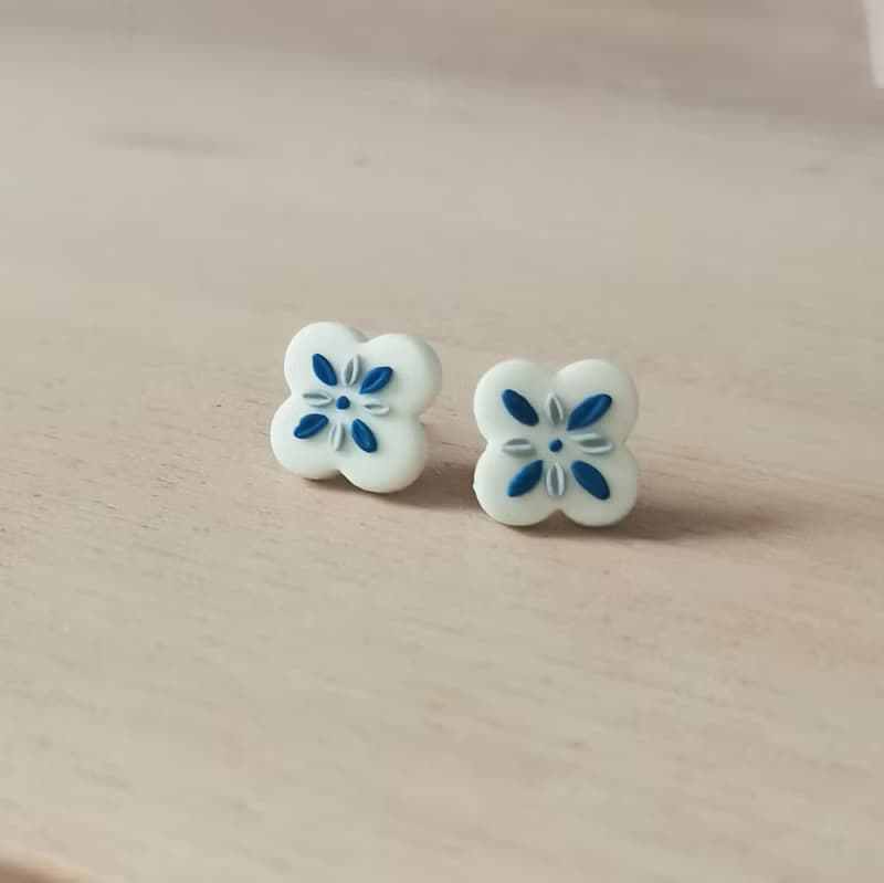 bi tile//藍白花磚四葉草形手工軟陶小耳釘