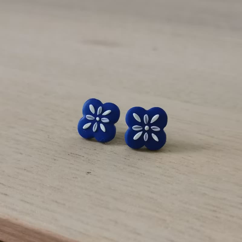 bi tile//藍白花磚四葉草形手工軟陶小耳釘