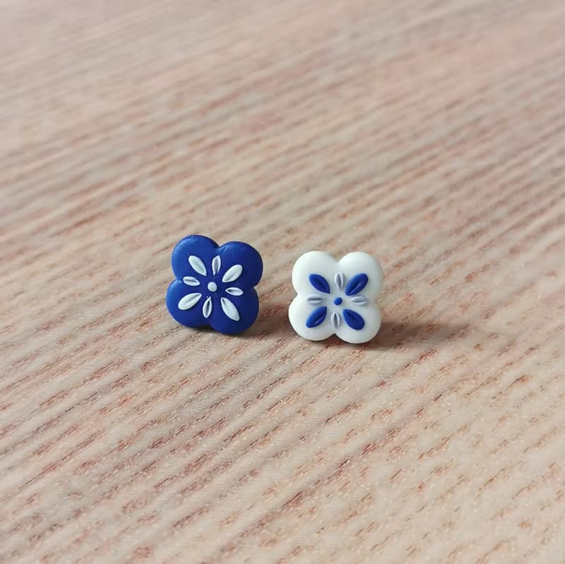 bi tile//藍白花磚四葉草形手工軟陶小耳釘
