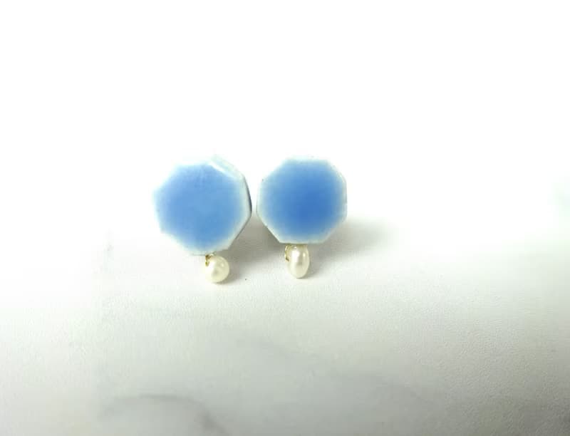 小さな六角 と小さな淡水パールの陶pierce  /earring ・水色