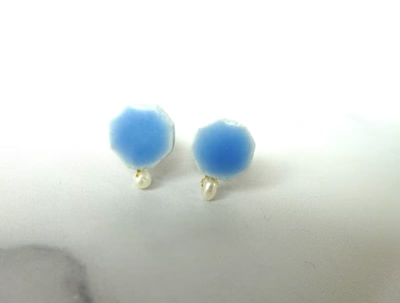 小さな六角 と小さな淡水パールの陶pierce  /earring ・水色