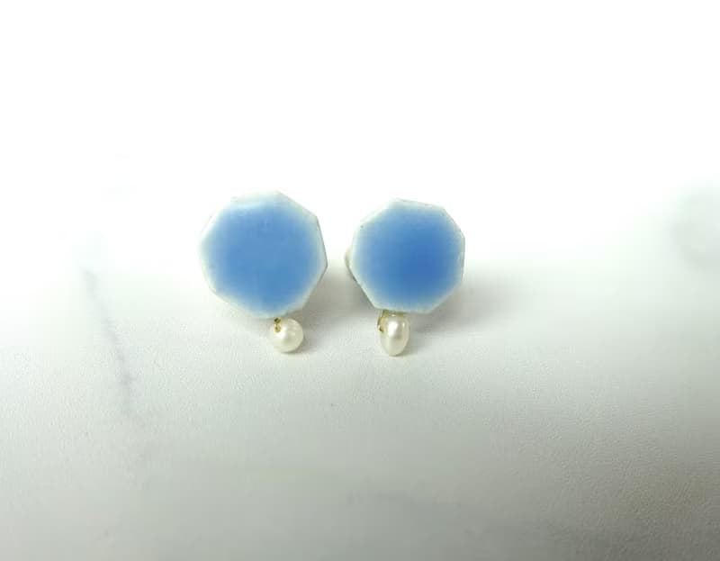 小さな六角 と小さな淡水パールの陶pierce  /earring ・水色
