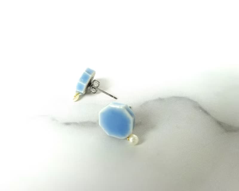 小さな六角 と小さな淡水パールの陶pierce  /earring ・水色