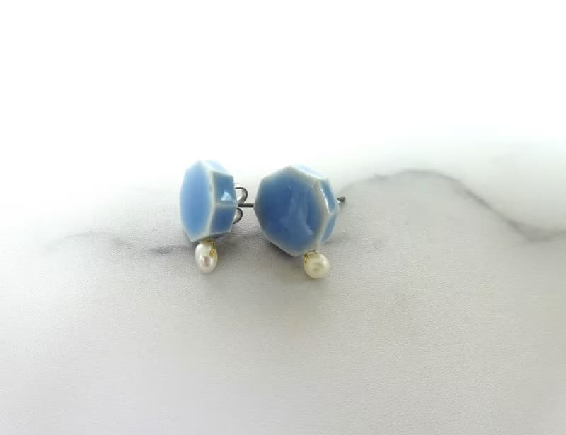 小さな六角 と小さな淡水パールの陶pierce  /earring ・水色