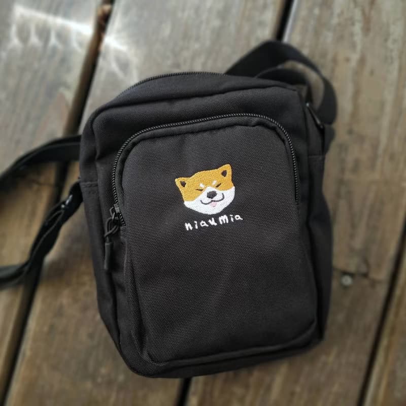 蔦咪啊 刺繡圖案中型防潑水尼龍包 斜背包 (黑色) / 柴犬 阿柴