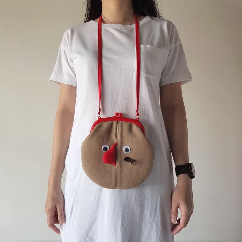 我不醜是可愛/微刺繡/塑膠斜揹口金包/我是老二
