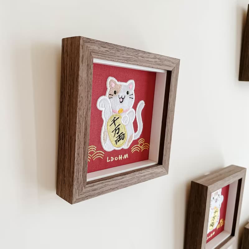 【招財貓】棕斑白貓 刺繡畫|實木|錢財幸福到來