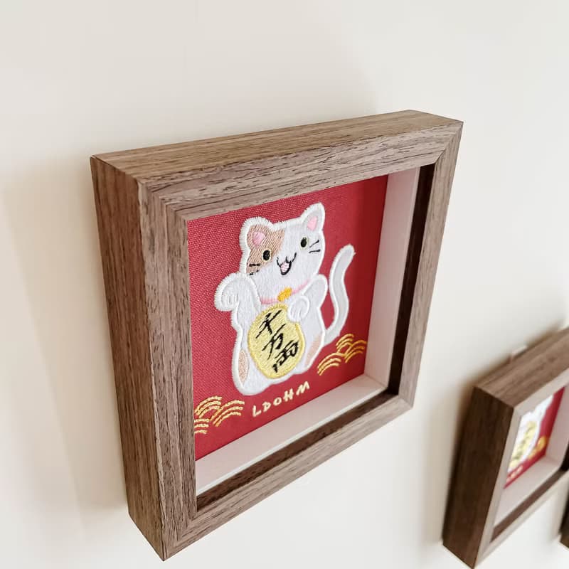 【招財貓】棕斑白貓 刺繡畫|實木|錢財幸福到來
