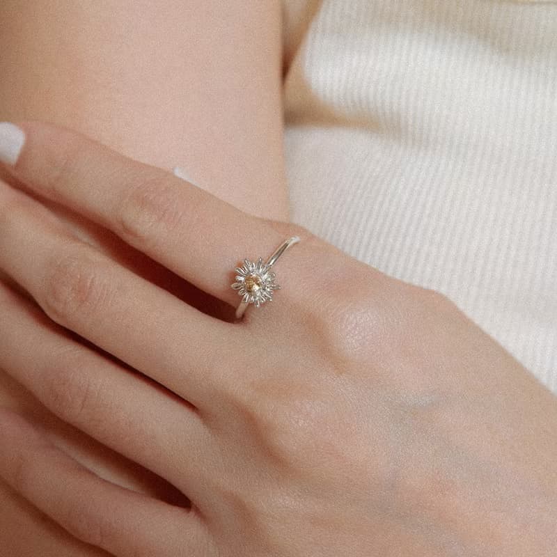 Small Daisy Ring 小雛菊花 黃色藍寶石 純銀戒指 優雅簡約