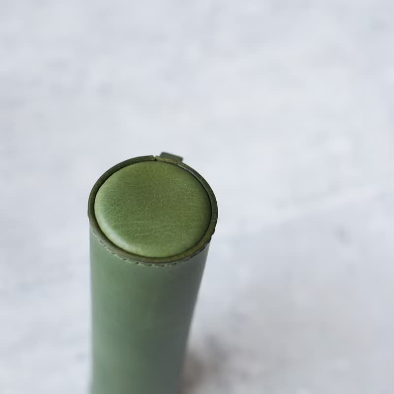 橄欖綠色真皮手工圓筒筆袋