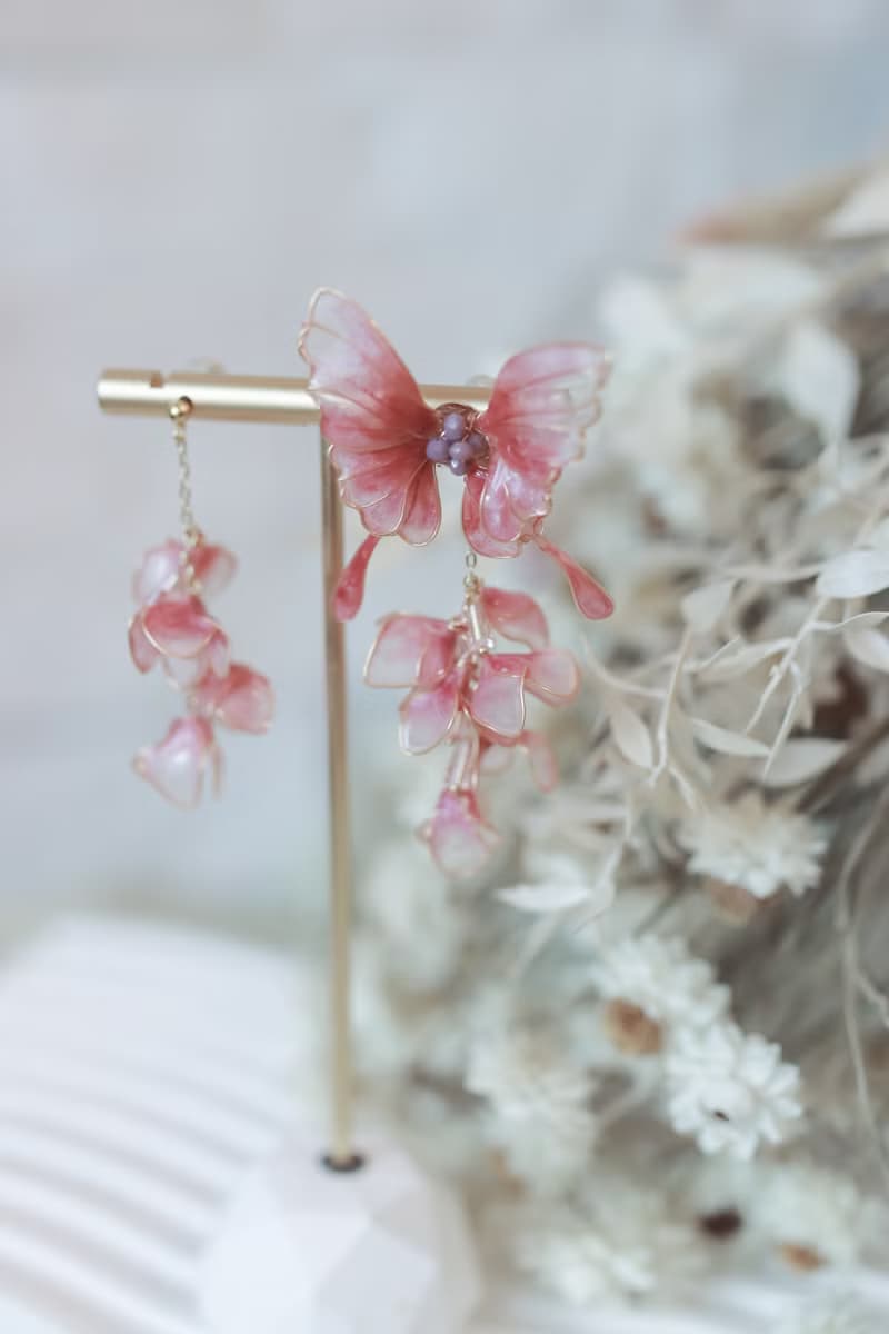 蝶戀  蝴蝶花球垂墜花可拆式 2way 不對稱耳環 水晶花 樹脂花