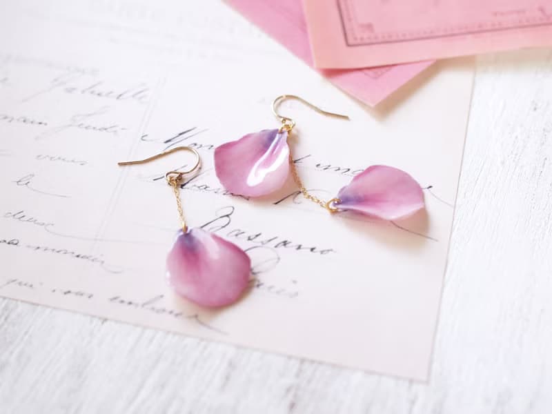 ラベンダー色の花びら ピアス / イヤリング(アシンメトリー)