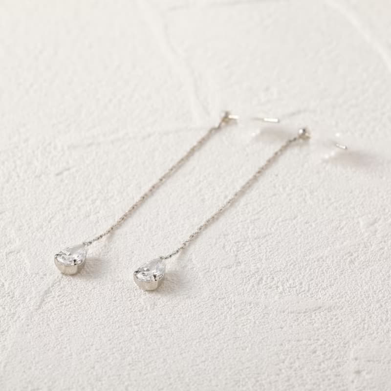 sway-drop pierced earring SV　ニッケルフリーピアス　キュービックジルコニアのしずくが揺れるおしゃれなデザイン シルバー　ロジウム
