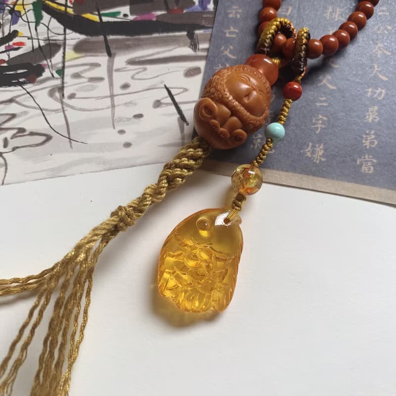 手作 遙遙。天然橄欖核獅子編織背包鏈 金珀南紅跑圈核尖珠手機繩