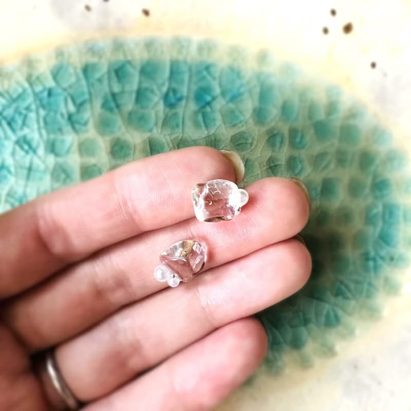 【再販】フォーマル 華やか 水晶 パール 金継ぎ ライン ピアス イヤリング ノンホールピアス 天然石 ゴールド 金   透明 クリア 小ぶり 小さい