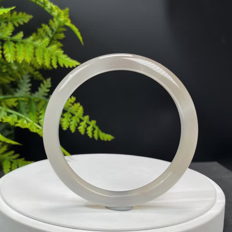 精品 漸變灰白瑪瑙手鐲 65MM 冰潤起光玉髓手環 清新寧靜平和保護