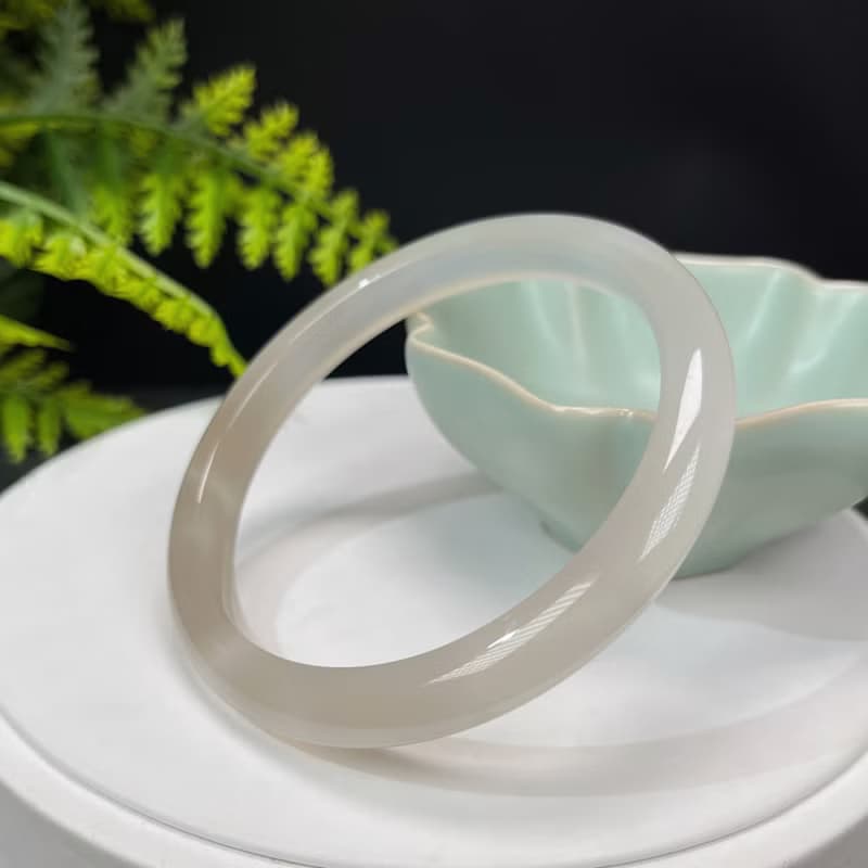 精品 漸變灰白瑪瑙手鐲 65MM 冰潤起光玉髓手環 清新寧靜平和保護