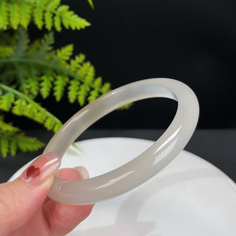 精品 漸變灰白瑪瑙手鐲 65MM 冰潤起光玉髓手環 清新寧靜平和保護